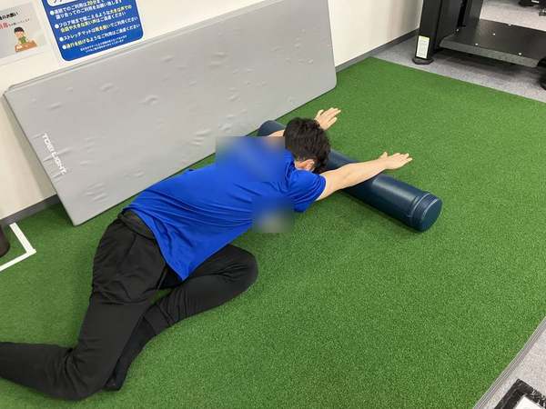 おでこを床に、胸を沈める